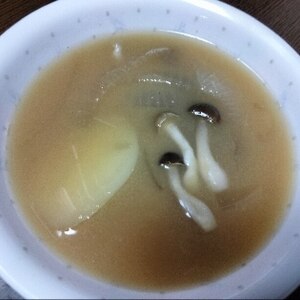 玉ねぎとじゃがいもと椎茸の味噌汁